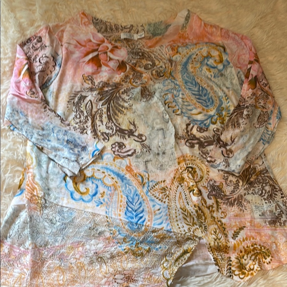 Time and Tru Cream Graphic Blouse